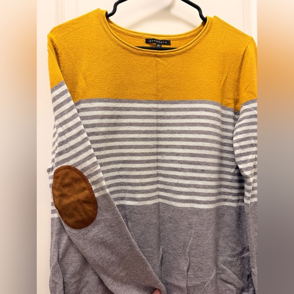 Sweaters - Picture 4 of 6